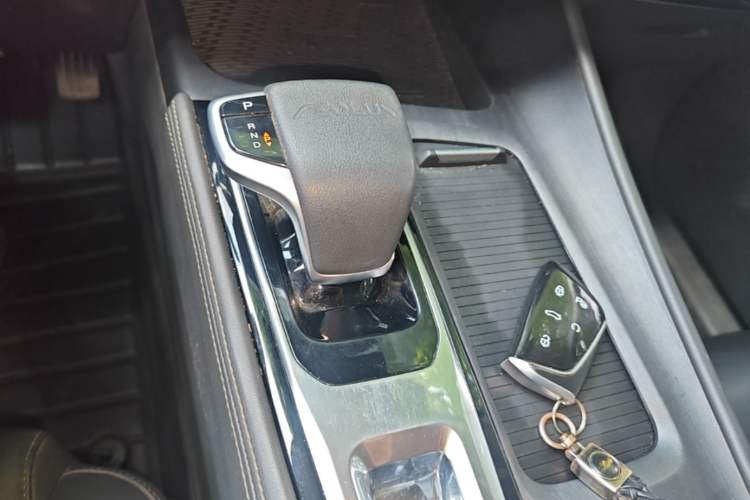 Used Dongfeng Aeolus Huge 2022 Mach Dual-Motor 1.5T MHD Dare-to-Dream Edition Gear Lever