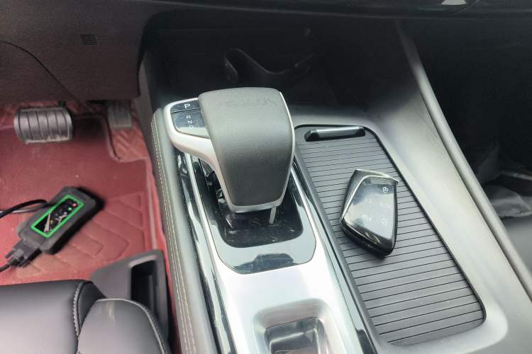 Used Dongfeng Aeolus Huge 2022 Mach Dual-Motor 1.5T MHD Dare-to-Dream Edition Gear Lever