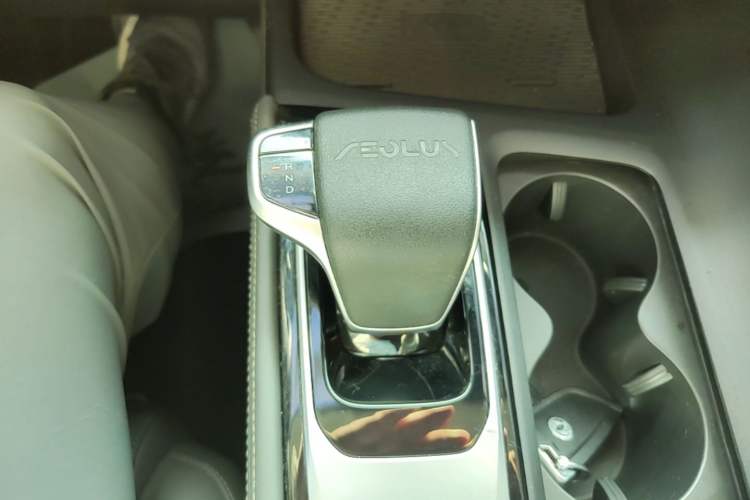 Used Dongfeng Aeolus Huge 2022 Mach Dual-Motor 1.5T MHD Dare-to-Dream Edition Gear Lever