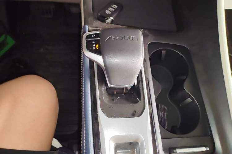 Used Dongfeng Aeolus Huge 2022 Mach Dual-Motor 1.5T MHD Dare-to-Dream Edition Gear Lever