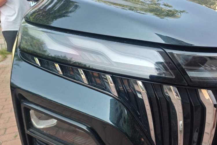 Used Dongfeng Aeolus Huge 2022 Mach Dual-Motor 1.5T MHD Dare-to-Dream Edition Right Front Headlight