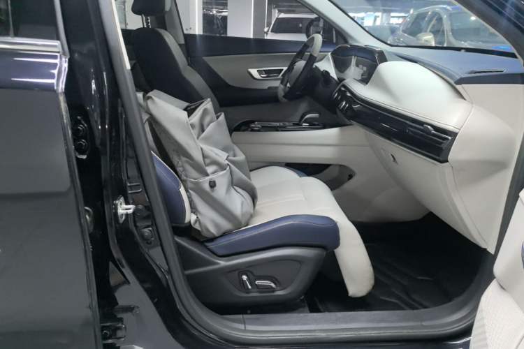 Used Dongfeng Aeolus Huge 2022 Mach Dual-Motor 1.5T MHD Dare-to-Dream Edition Right Front Seat