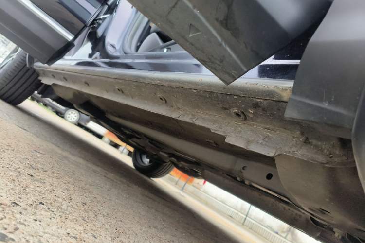 Used Dongfeng Aeolus Huge 2022 Mach Dual-Motor 1.5T MHD Dare-to-Dream Edition Right Side Sill