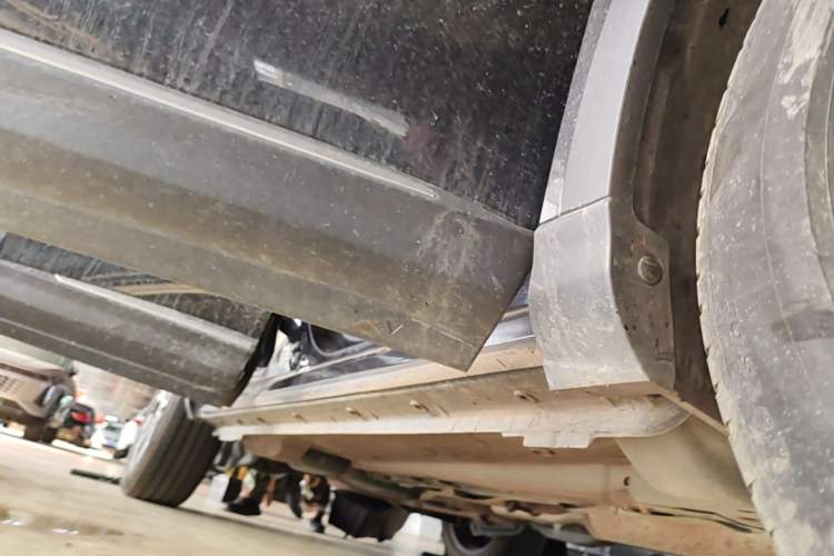 Used Dongfeng Aeolus Huge 2022 Mach Dual-Motor 1.5T MHD Dare-to-Dream Edition Right Side Sill