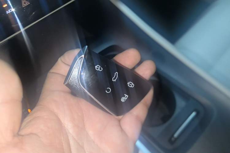Used Dongfeng Aeolus Huge 2022 Mach Dual-Motor 1.5T MHD Dare-to-Dream Edition Vehicle Key