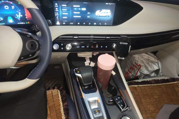 Used Dongfeng Aeolus Huge 2022 Mach Power 1.5T Dare-to-Love Edition Audio And AC Panel