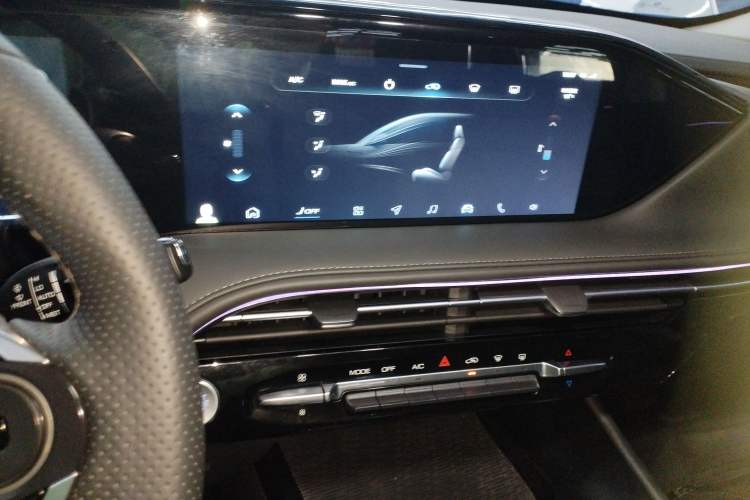 Used Dongfeng Aeolus Huge 2022 Mach Power 1.5T DareDrive Edition · Smart Audio And AC Panel