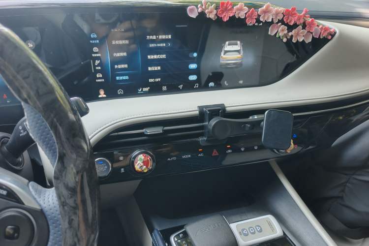 Used Dongfeng Aeolus Huge 2022 Mach Power 1.5T Dare-Enjoy Edition · Smart Audio And AC Panel
