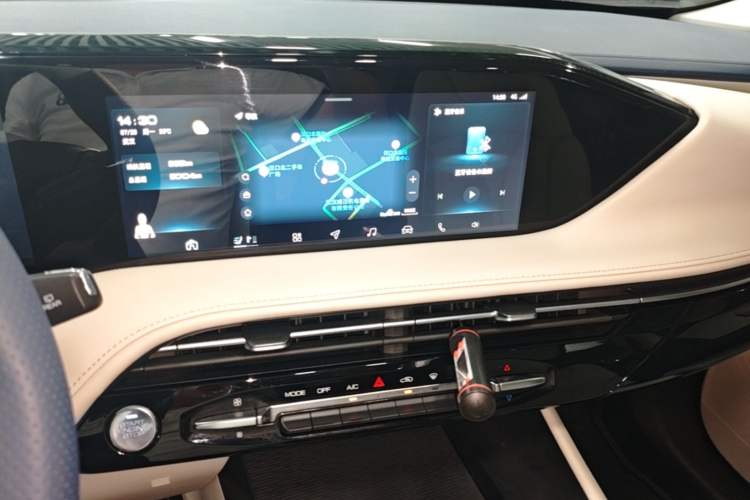 Used Dongfeng Aeolus Huge 2022 Mach Power 1.5T DareDrive Edition · Smart Audio And AC Panel