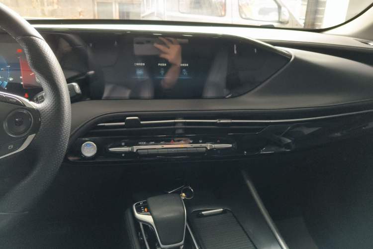 Used Dongfeng Aeolus Huge 2022 Mach Power 1.5T DareDrive Edition · Smart Audio And AC Panel