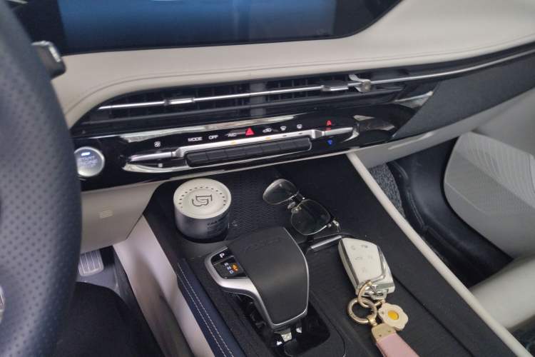 Used Dongfeng Aeolus Huge 2022 Mach Power 1.5T DareDrive Edition · Smart Audio And AC Panel