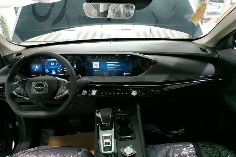 Used Dongfeng Aeolus Huge 2022 Mach Power 1.5T Dare-Enjoy Edition · Smart Center Console