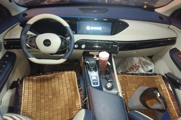 Used Dongfeng Aeolus Huge 2022 Mach Power 1.5T Dare-to-Love Edition Center Console