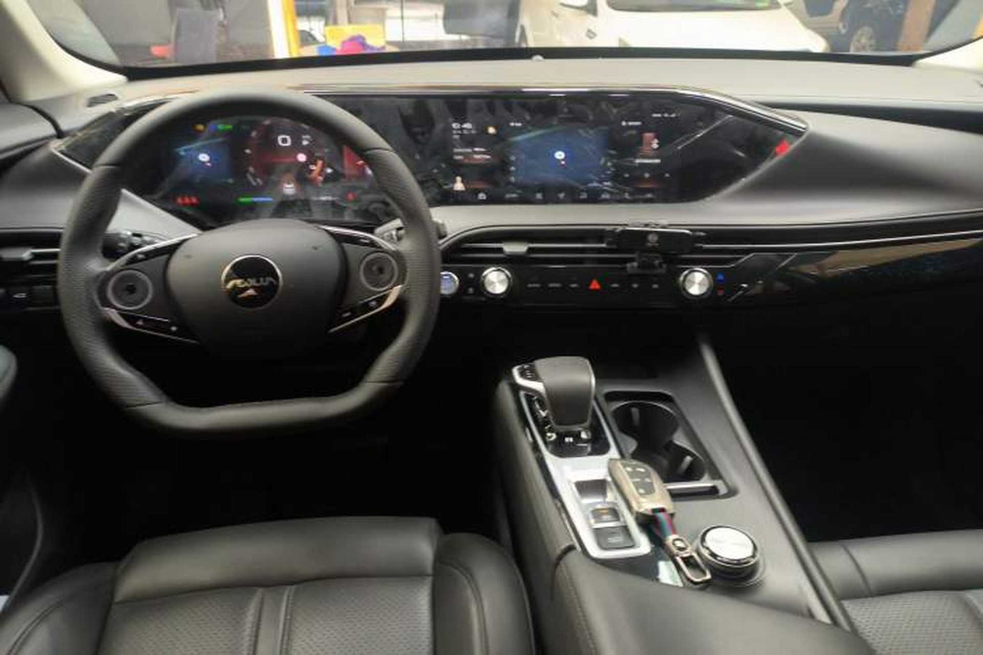 Used Dongfeng Aeolus Huge 2022 Mach Dual-Motor 1.5T MHD Dare-to-Dream Edition Center Console