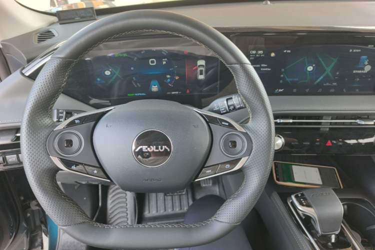 Used Dongfeng Aeolus Huge 2022 Mach Dual-Motor 1.5T MHD Dare-to-Dream Edition Center Console