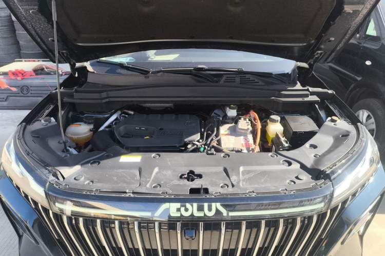 Used Dongfeng Aeolus Huge 2022 Mach Dual-Motor 1.5T MHD Dare-to-Dream Edition Engine Bay
