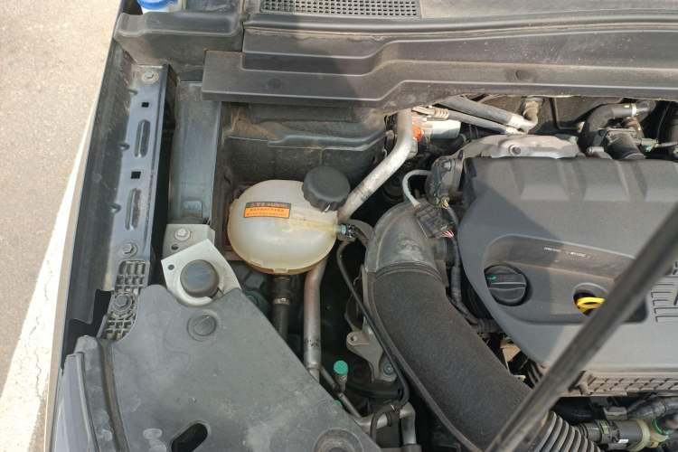 Used Dongfeng Aeolus Huge 2022 Mach Dual-Motor 1.5T MHD Dare-to-Dream Edition Engine Bay Right
