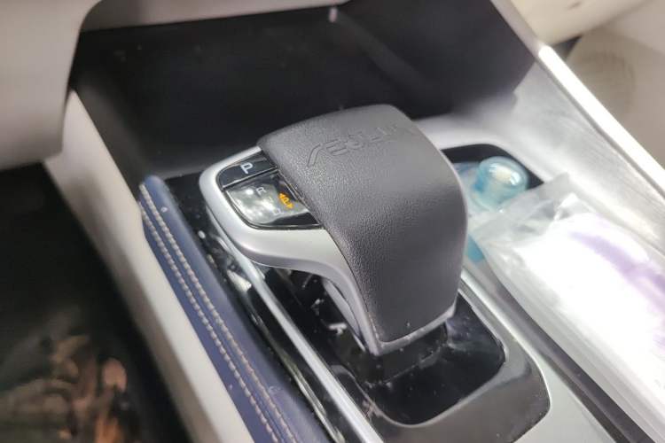 Used Dongfeng Aeolus Huge 2022 Mach Dual-Motor 1.5T MHD Dare-to-Innovate Edition Gear Lever