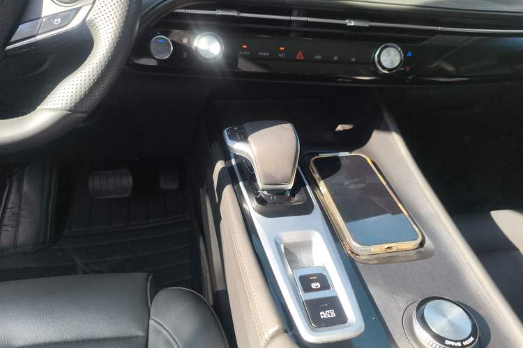 Used Dongfeng Aeolus Huge 2022 Mach Dual-Motor 1.5T MHD Dare-to-Dream Edition Gear Lever
