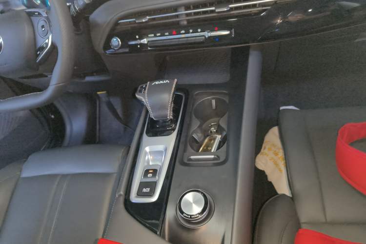 Used Dongfeng Aeolus Huge 2022 Mach Power 1.5T DareDrive Edition · Smart Gear Lever