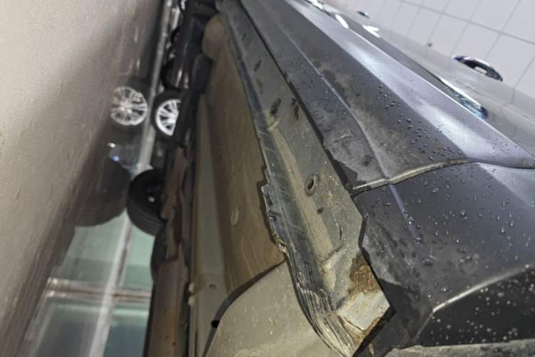 Used Dongfeng Aeolus Huge 2022 Mach Dual-Motor 1.5T MHD Dare-to-Dream Edition Right Side Sill