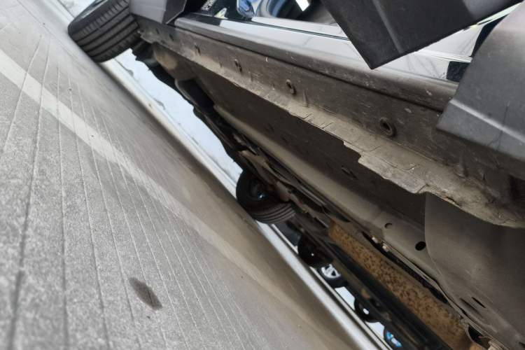 Used Dongfeng Aeolus Huge 2022 Mach Dual-Motor 1.5T MHD Dare-to-Dream Edition Right Side Sill