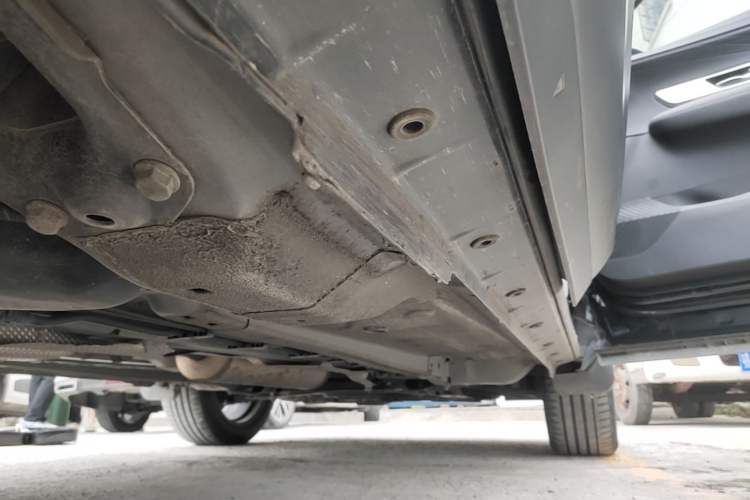 Used Dongfeng Aeolus Huge 2022 Mach Dual-Motor 1.5T MHD Dare-to-Dream Edition Right Side Sill