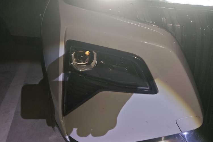 Used Dongfeng Aeolus Huge 2022 Mach Dual-Motor 1.5T MHD Dare-to-Dream Edition Right Front Headlight