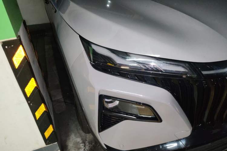 Used Dongfeng Aeolus Huge 2022 Mach Power 1.5T Dare-to-Love Edition Right Front Headlight