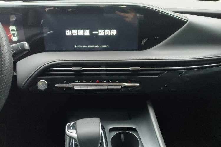 Used Dongfeng Aeolus Huge 2022 Mach Power 1.5T DareDrive Edition · Smart Audio And AC Panel