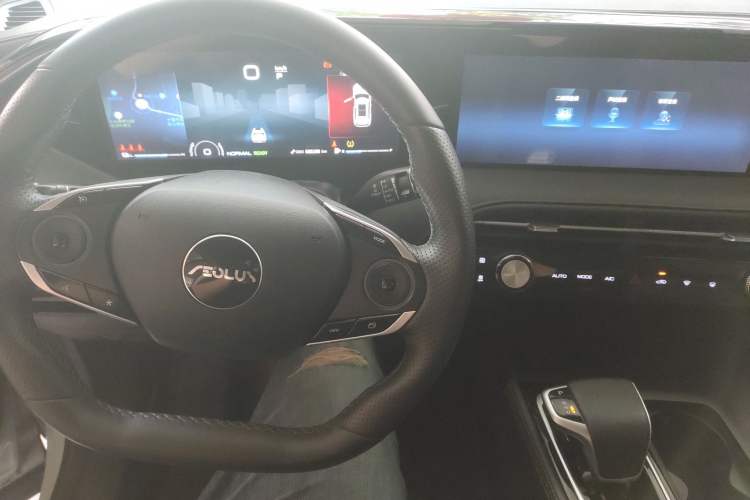 Used Dongfeng Aeolus Huge 2022 Mach Dual-Motor 1.5T MHD Dare-to-Dream Edition Center Console