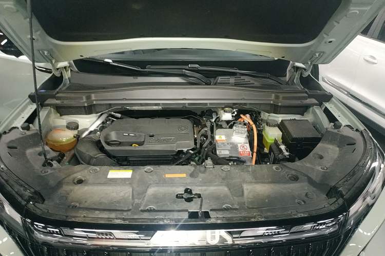 Used Dongfeng Aeolus Huge 2022 Mach Dual-Motor 1.5T MHD Dare-to-Dream Edition Engine Bay