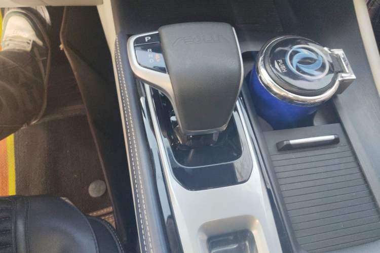 Used Dongfeng Aeolus Huge 2022 Mach Dual-Motor 1.5T MHD Dare-to-Dream Edition Gear Lever