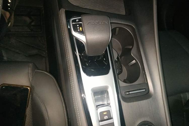 Used Dongfeng Aeolus Huge 2022 Mach Dual-Motor 1.5T MHD Dare-to-Dream Edition Gear Lever