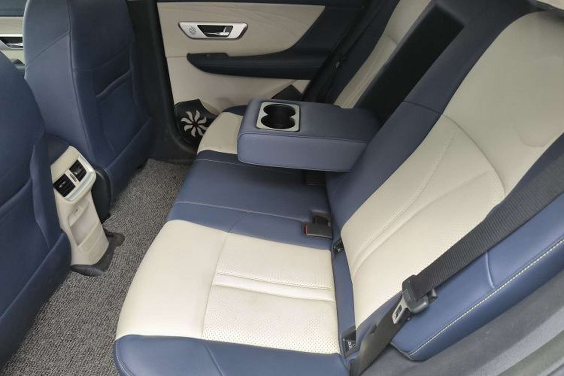 Used Dongfeng Aeolus Huge 2022 Mach Power 1.5T Dare-to-Drive Edition · Enjoyably悦 Left Rear Seat