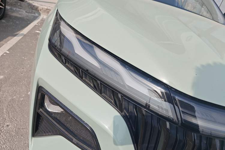 Used Dongfeng Aeolus Huge 2022 Mach Dual-Motor 1.5T MHD Dare-to-Dream Edition Right Front Headlight
