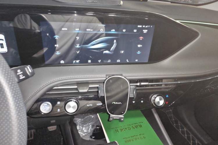 Used Dongfeng Aeolus Huge 2022 Mach Power 1.5T Dare-to-Love Edition Audio And AC Panel