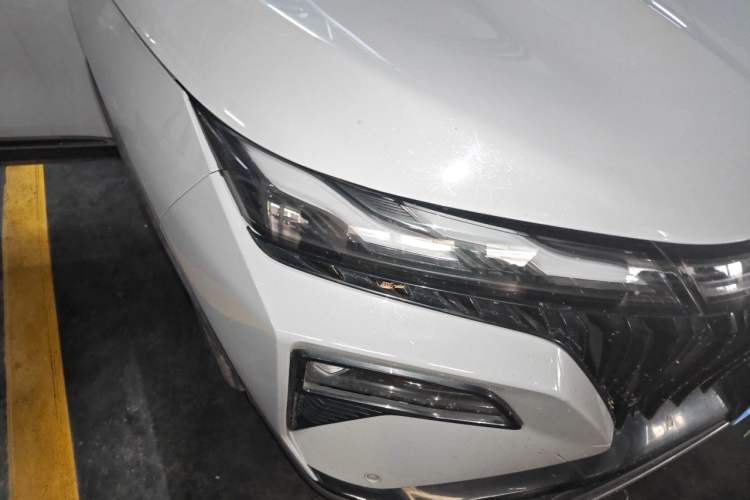 Used Dongfeng Aeolus Huge 2022 Mach Power 1.5T Dare-to-Love Edition Right Front Headlight