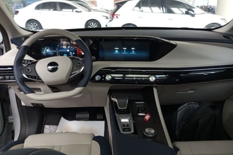 Used Dongfeng Aeolus Huge 2022 Mach Dual-Motor 1.5T MHD Dare-to-Dream Edition Center Console
