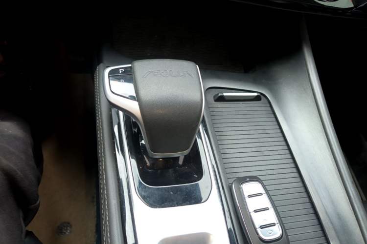 Used Dongfeng Aeolus Huge 2022 Mach Dual-Motor 1.5T MHD Dare-to-Dream Edition Gear Lever