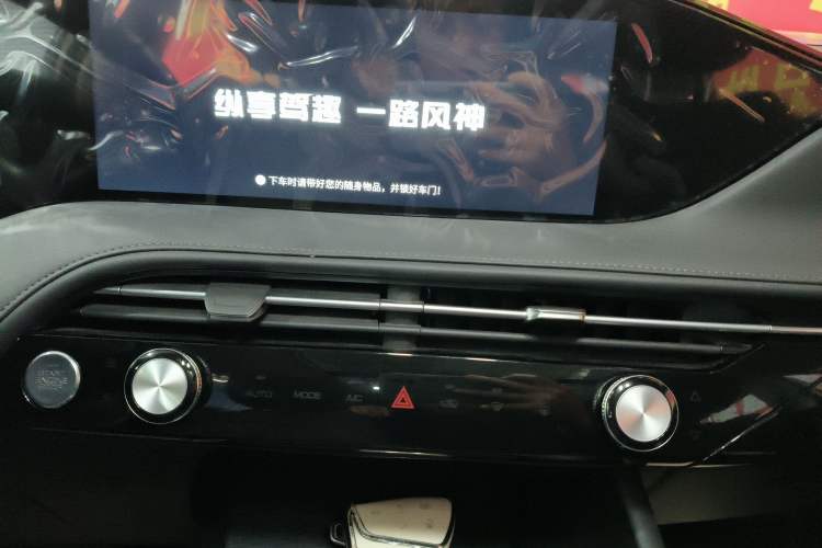 Used Dongfeng Aeolus Huge 2022 Mach Power 1.5T Dare-to-Love Edition Audio And AC Panel