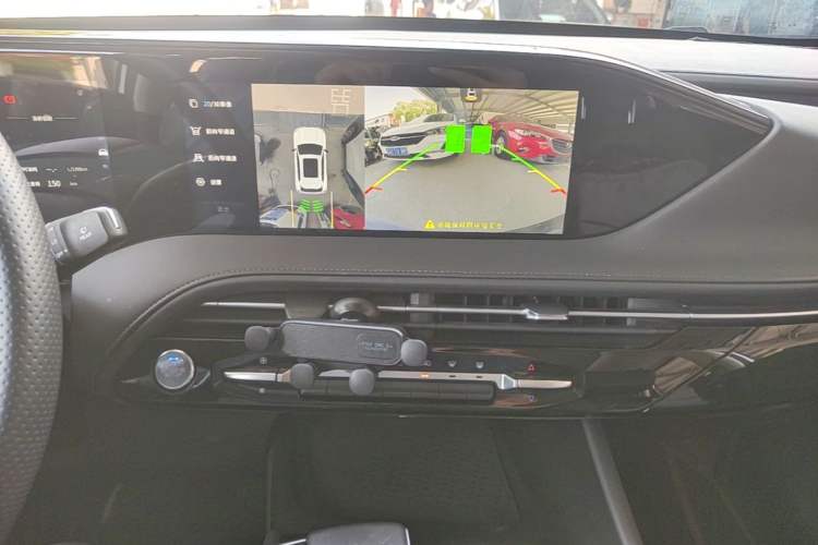 Used Dongfeng Aeolus Huge 2022 Mach Power 1.5T DareDrive Edition · Smart Audio And AC Panel
