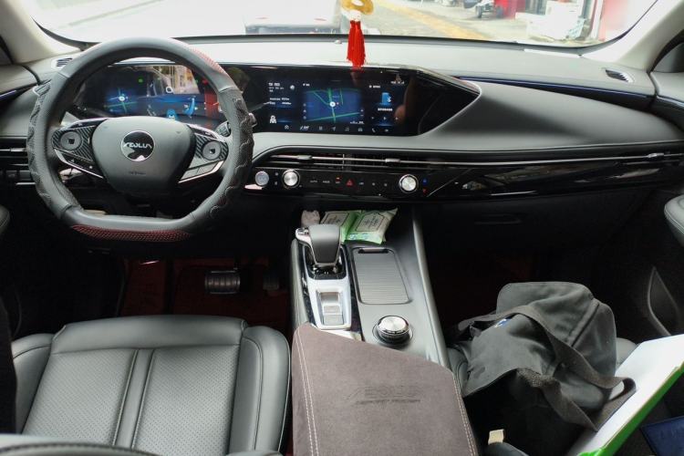 Used Dongfeng Aeolus Huge 2022 Mach Dual-Motor 1.5T MHD Dare-to-Dream Edition Center Console