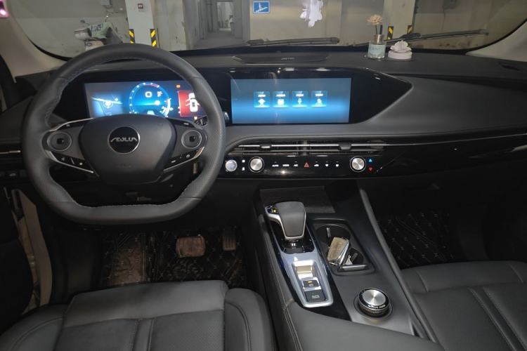 Used Dongfeng Aeolus Huge 2022 Mach Power 1.5T Dare-to-Love Edition Center Console