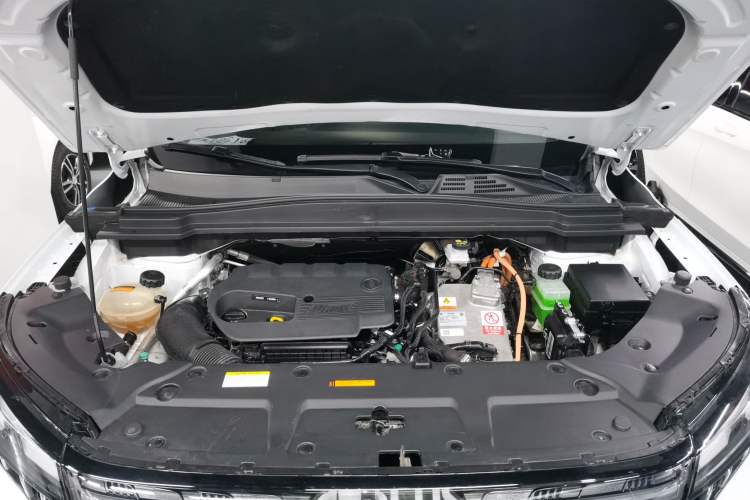 Used Dongfeng Aeolus Huge 2022 Mach Dual-Motor 1.5T MHD Dare-to-Dream Edition Engine Bay
