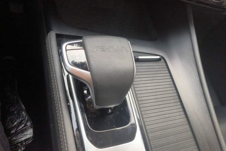 Used Dongfeng Aeolus Huge 2022 Mach Dual-Motor 1.5T MHD Dare-to-Dream Edition Gear Lever