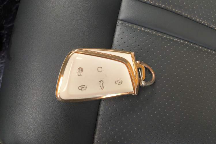 Used Dongfeng Aeolus Huge 2022 Mach Dual-Motor 1.5T MHD Dare-to-Dream Edition Interior 1