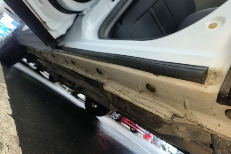 Used Dongfeng Aeolus Huge 2022 Mach Dual-Motor 1.5T MHD Dare-to-Dream Edition Left Side Sill