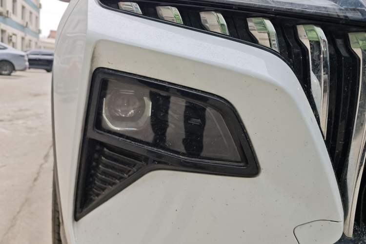 Used Dongfeng Aeolus Huge 2022 Mach Dual-Motor 1.5T MHD Dare-to-Dream Edition Right Front Headlight