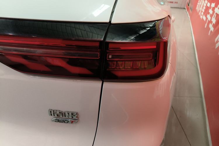 Used Dongfeng Aeolus Huge 2022 Mach Power 1.5T Dare-to-Love Edition Right Rear Taillight